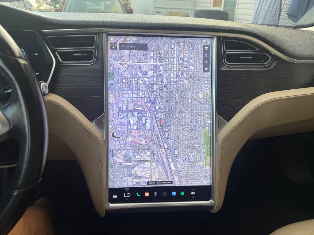 2015 Tesla Model S Image 19
