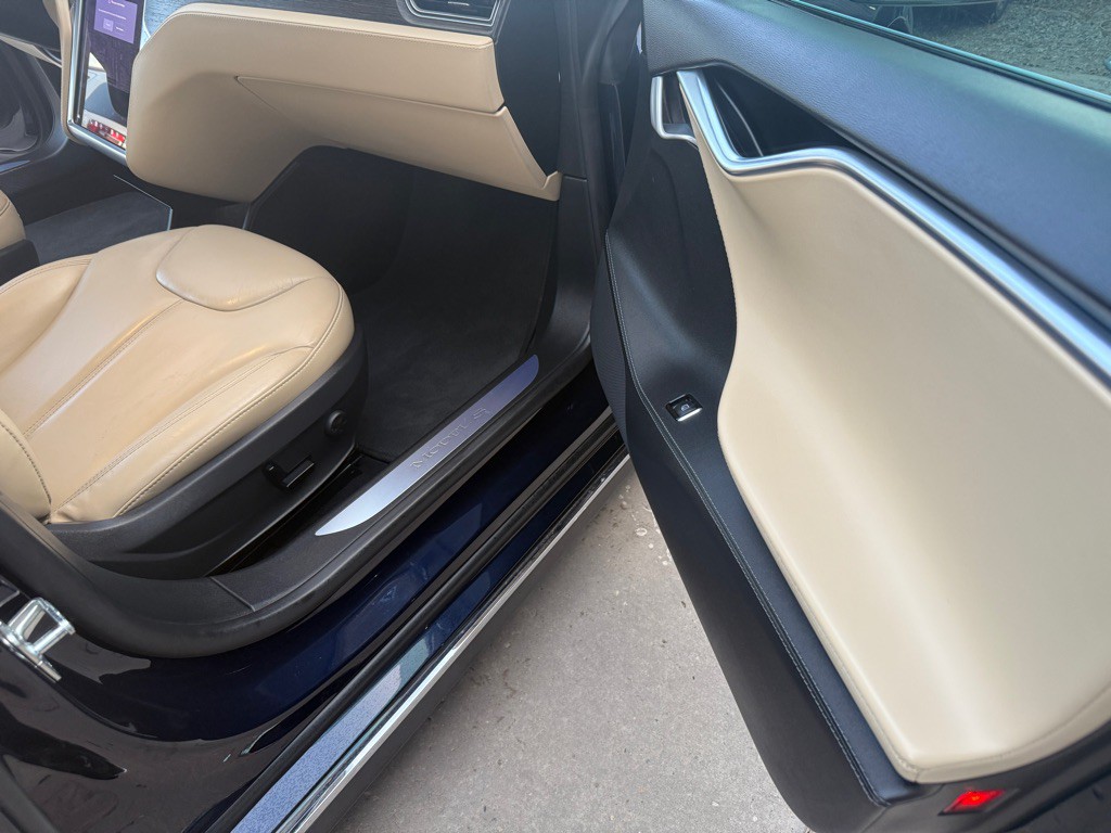 2015 Tesla Model S Image 22