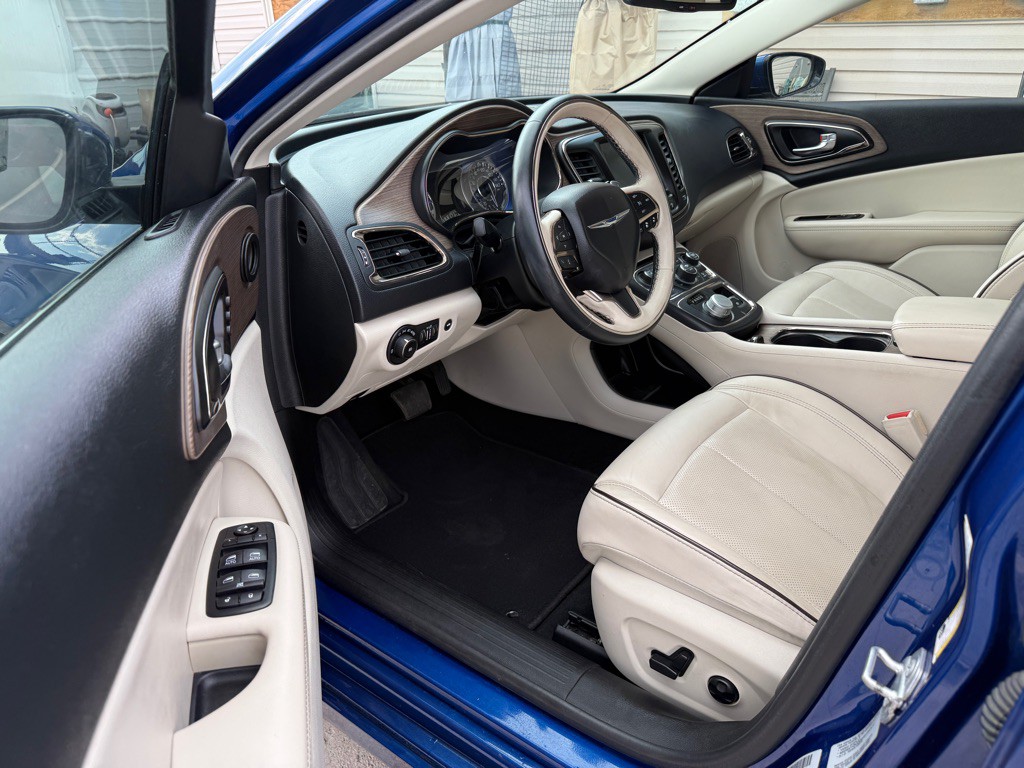 2015 Chrysler 200 Image 8