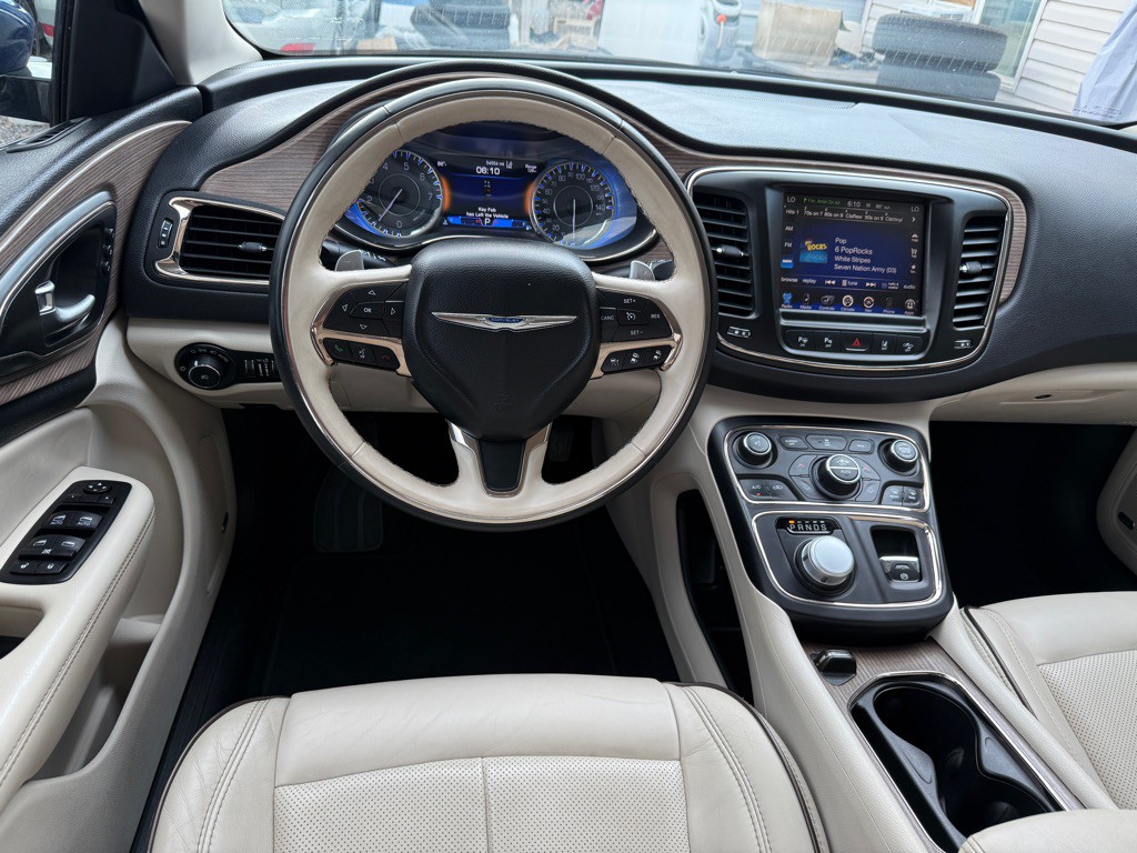 2015 Chrysler 200 Image 9