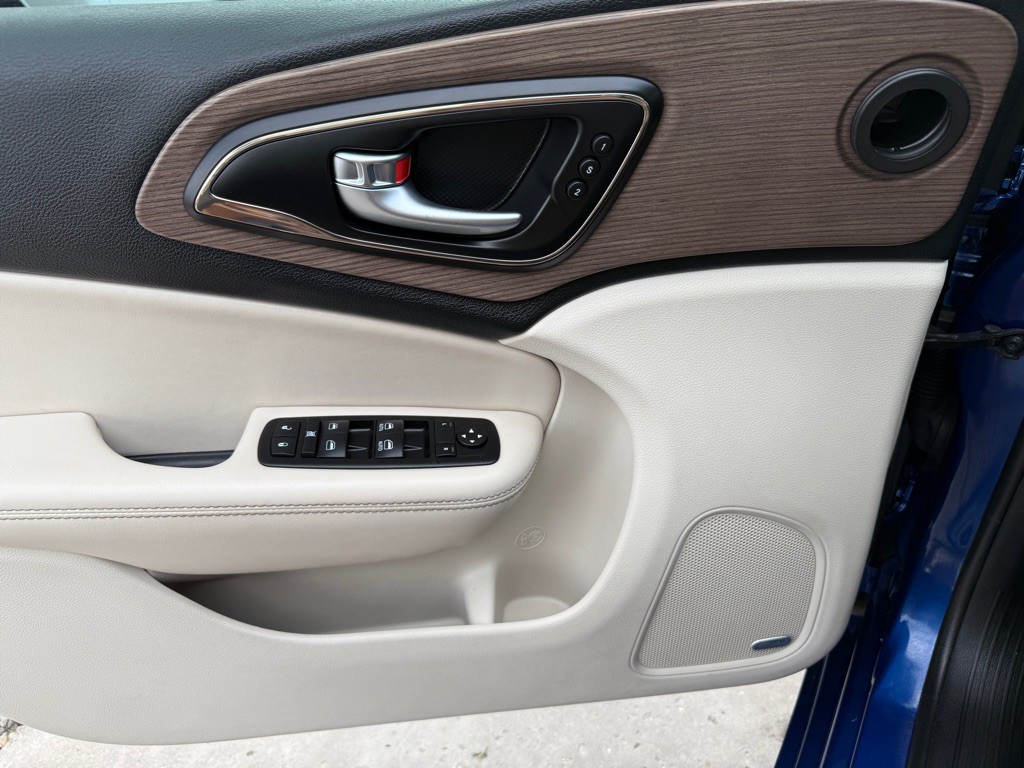 2015 Chrysler 200 Image 12