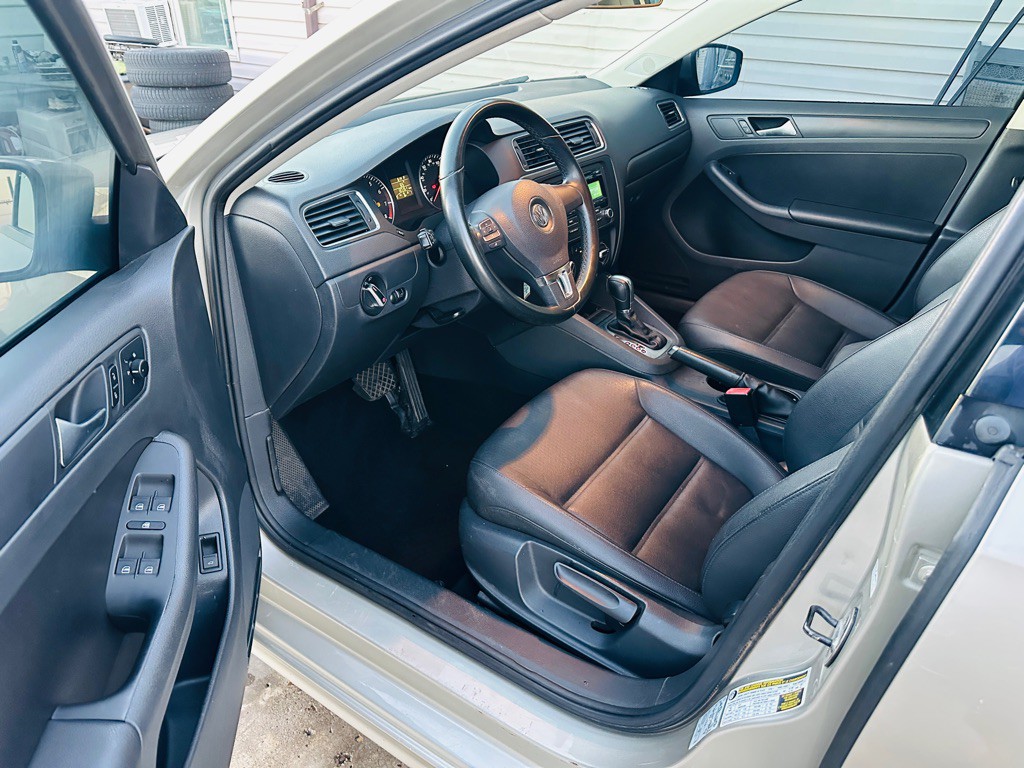 2012 Volkswagen Jetta Image 8