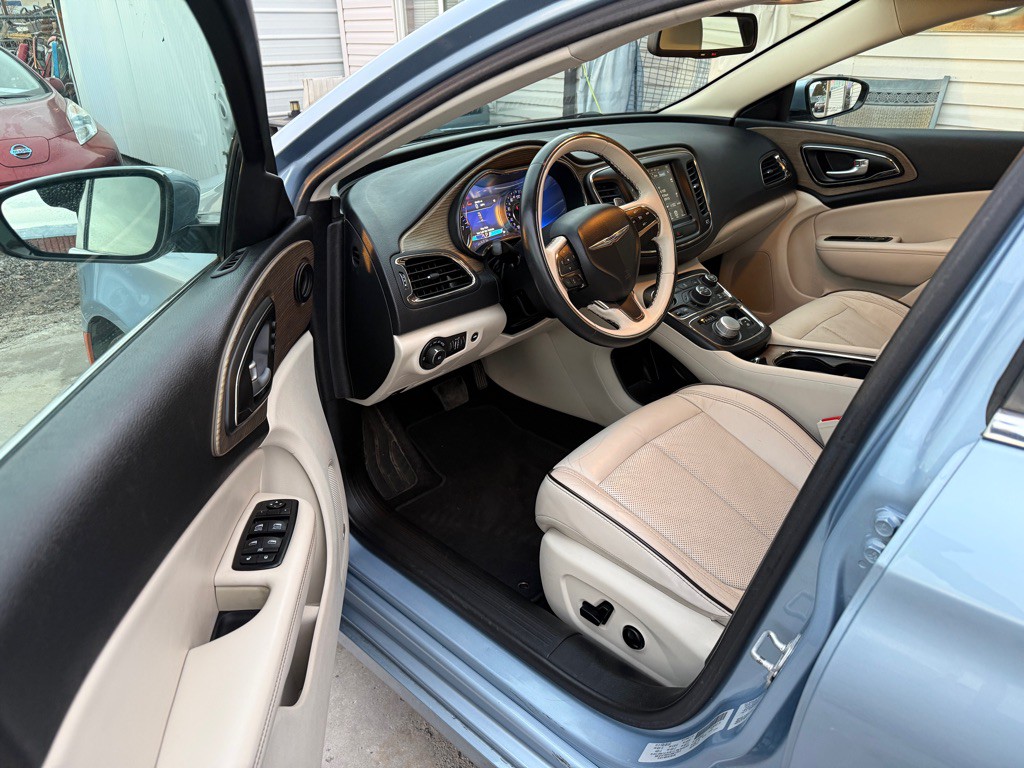 2015 Chrysler 200 Image 8