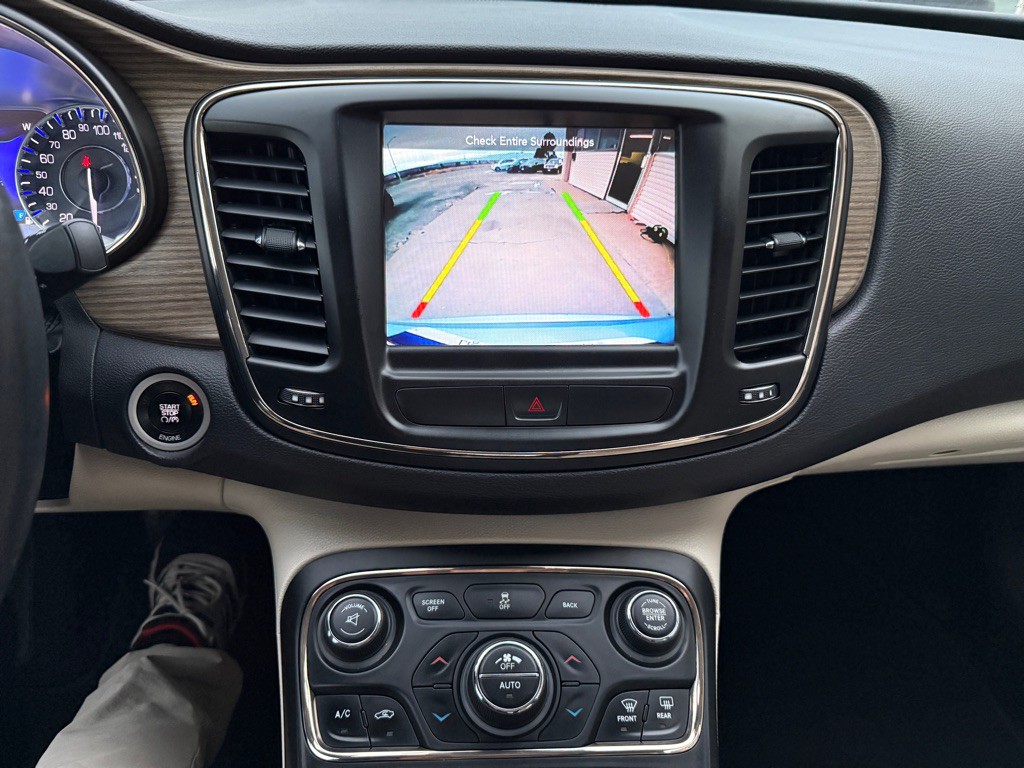 2015 Chrysler 200 Image 11