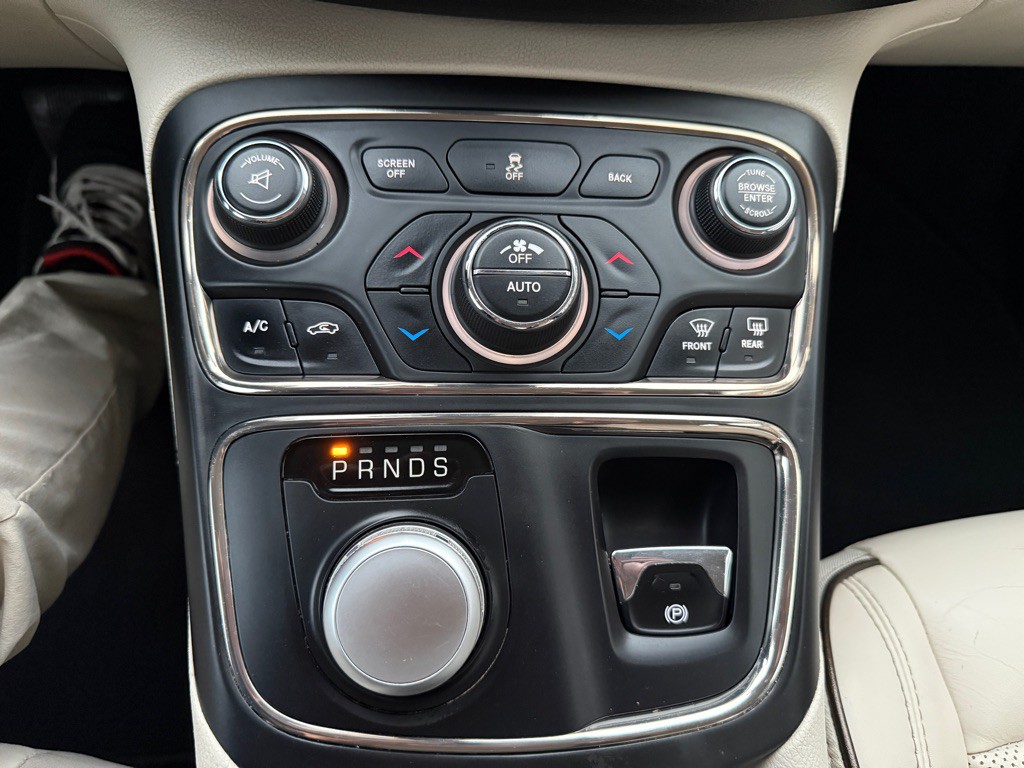 2015 Chrysler 200 Image 12