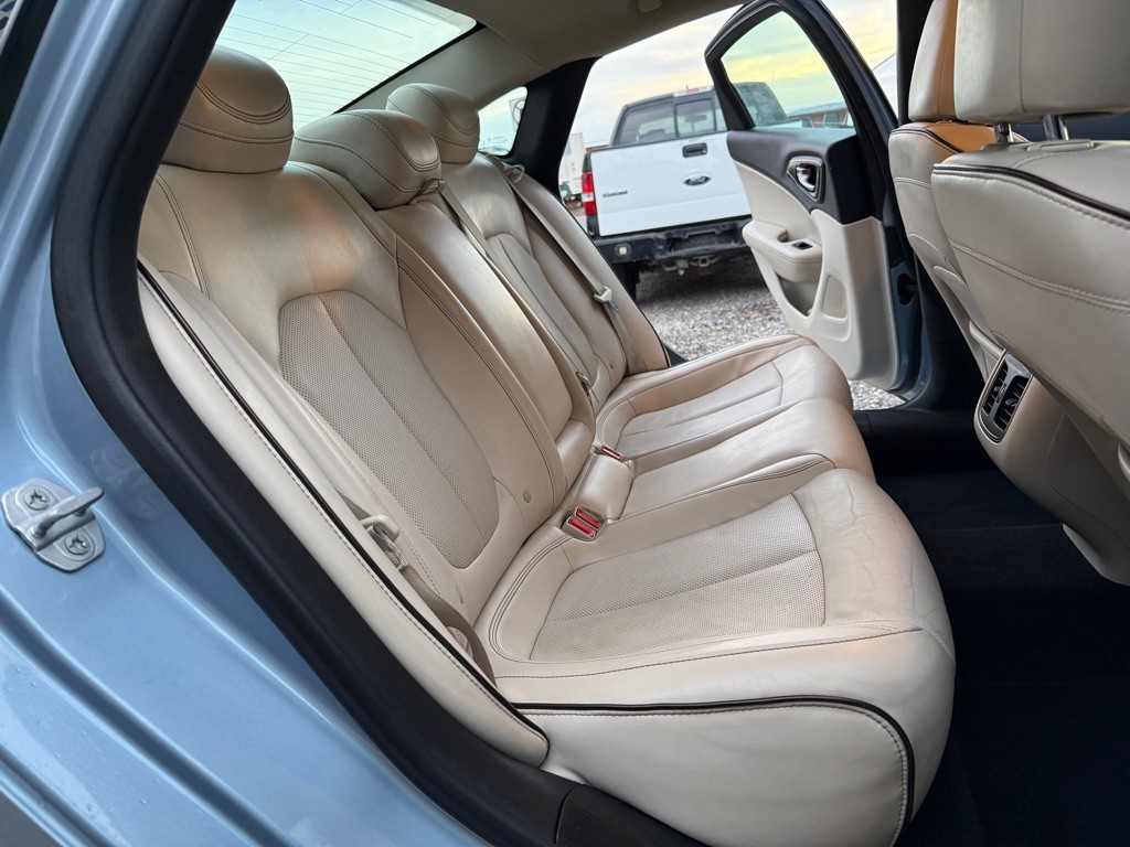 2015 Chrysler 200 Image 13