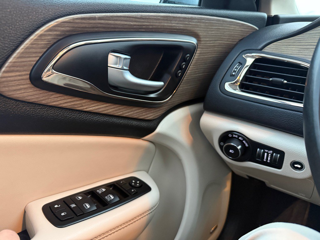 2015 Chrysler 200 Image 14