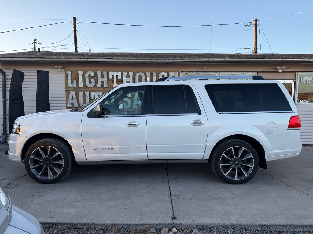 2016 Lincoln Navigator Image 2