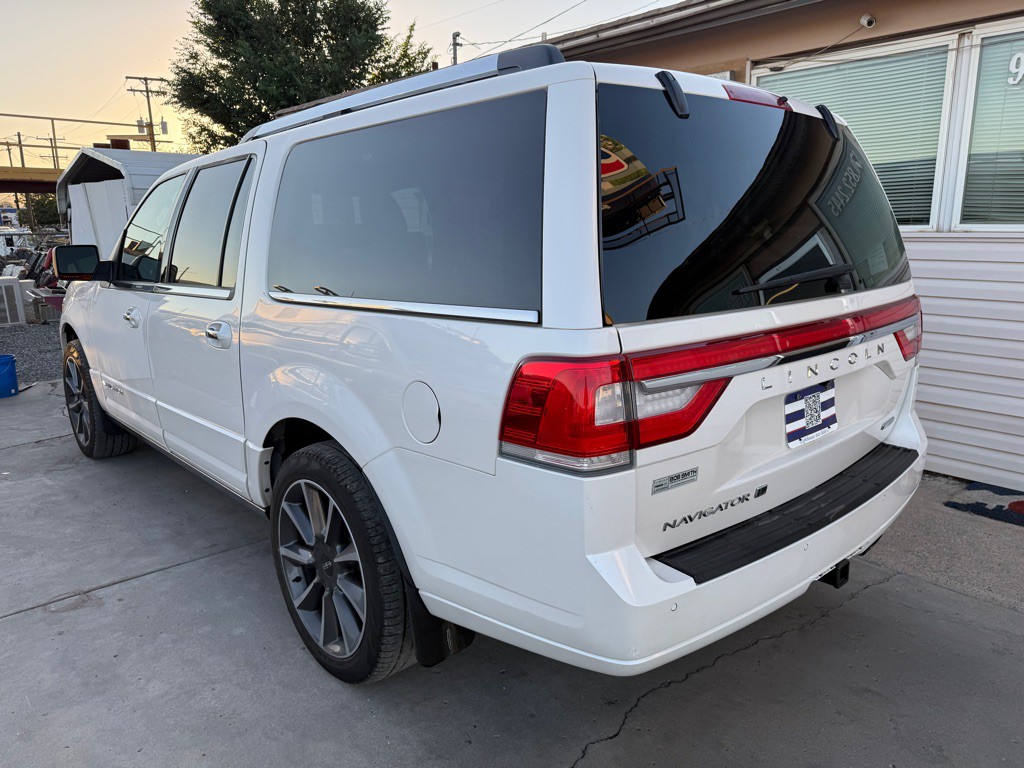 2016 Lincoln Navigator Image 3