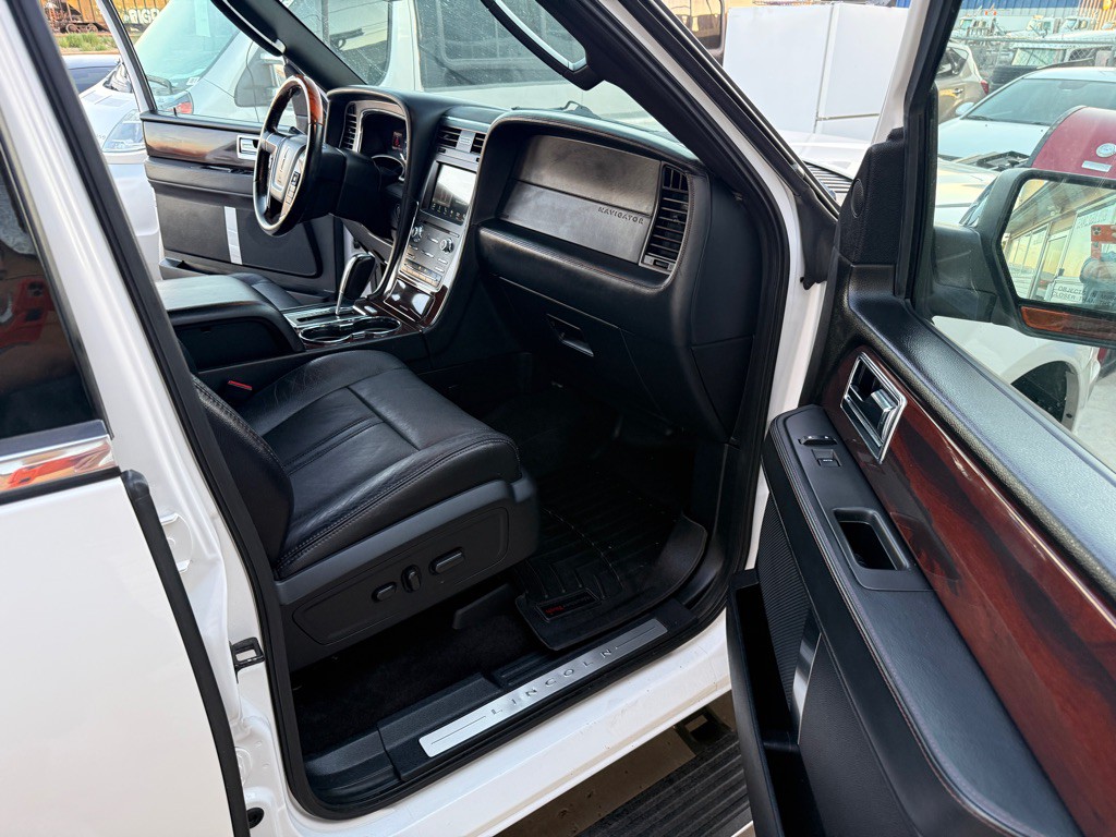 2016 Lincoln Navigator Image 13
