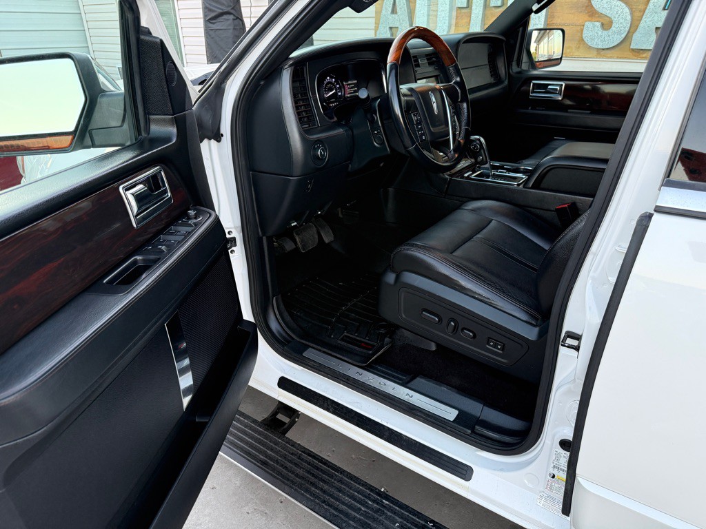 2016 Lincoln Navigator Image 16