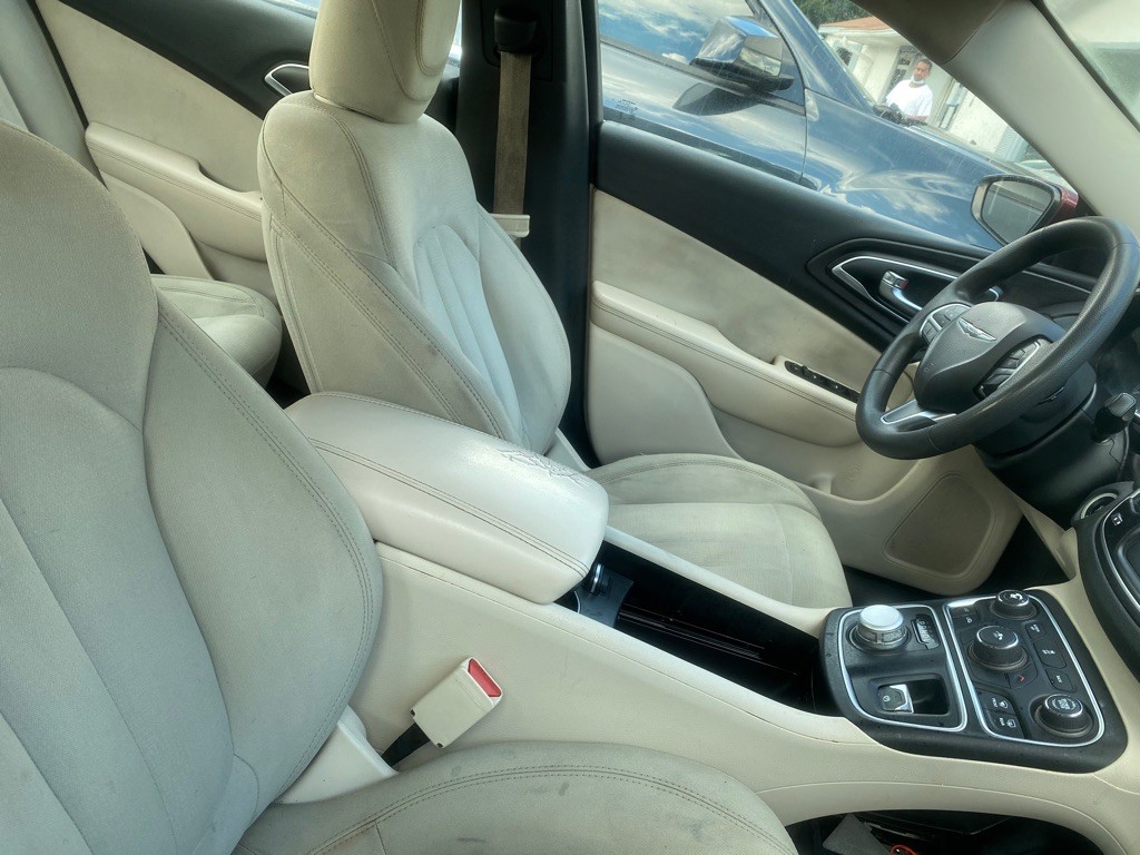 2016 Chrysler 200 Image 7