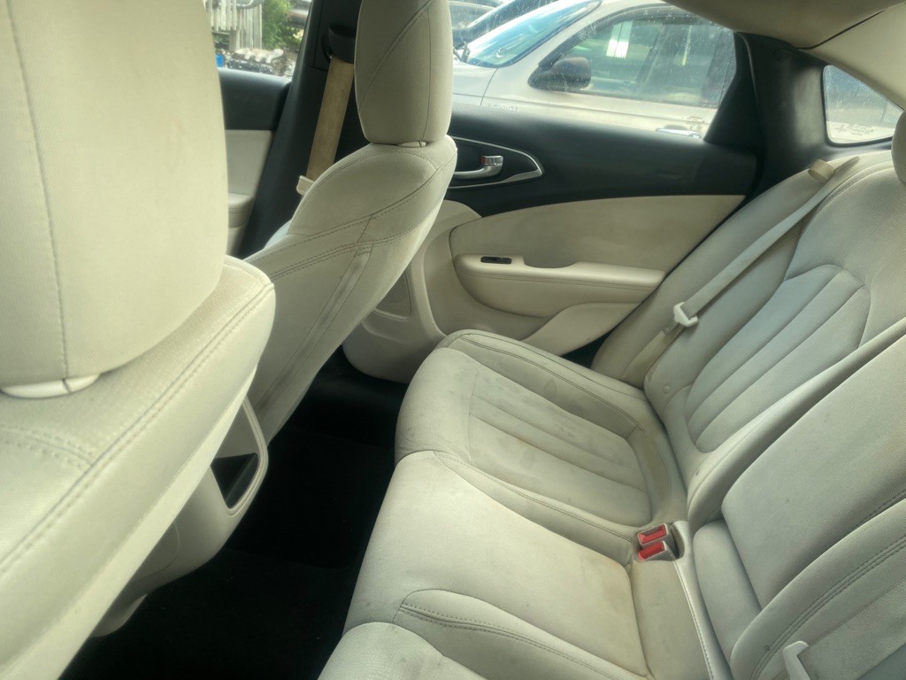 2016 Chrysler 200 Image 8