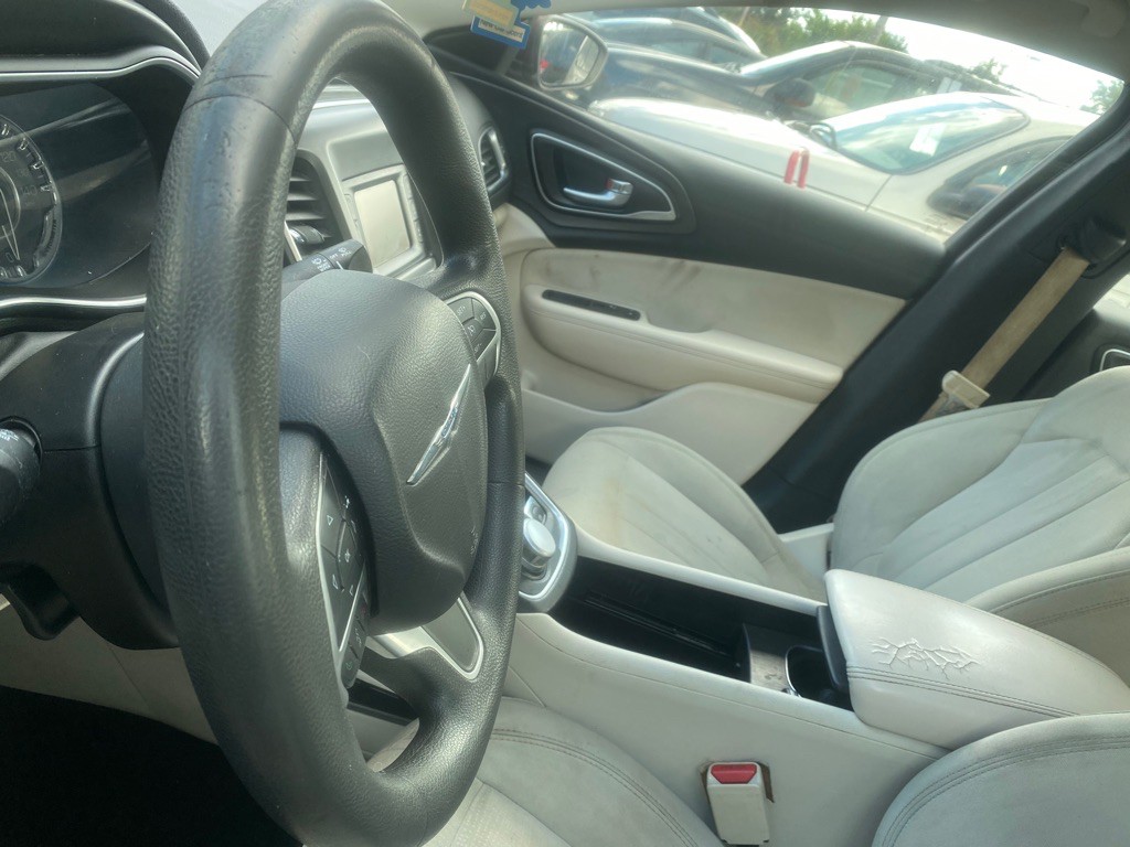 2016 Chrysler 200 Image 9