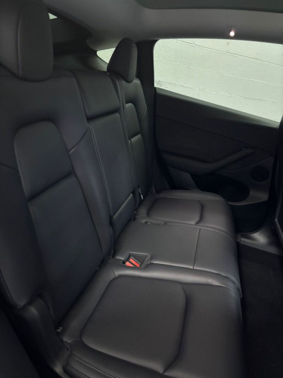 2024 Tesla Model Y Image 7