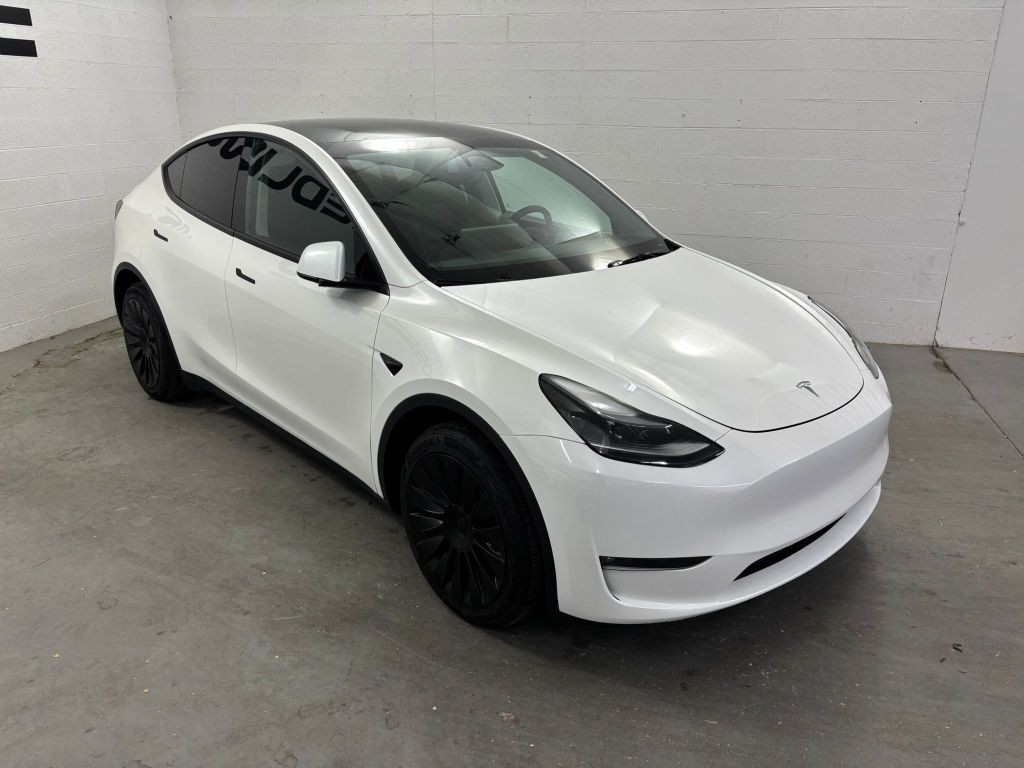 2024 Tesla Model Y Image 3