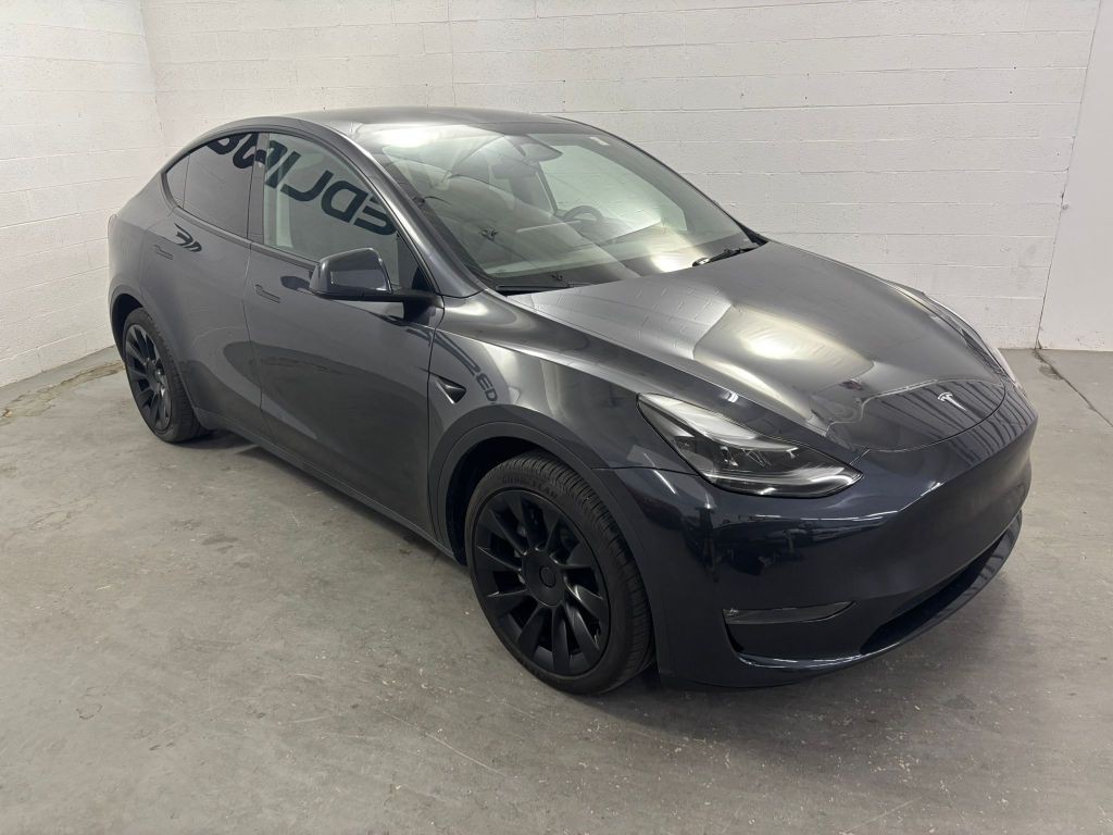 2024 Tesla Model Y Image 3