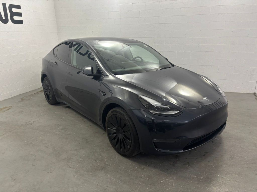 2024 Tesla Model Y Image 3