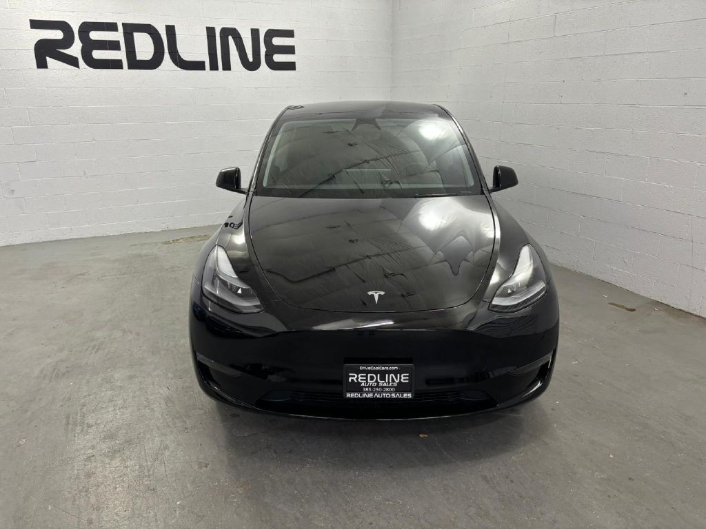 2025 Tesla Model Y Image 2