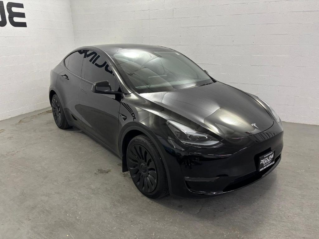 2025 Tesla Model Y Image 3