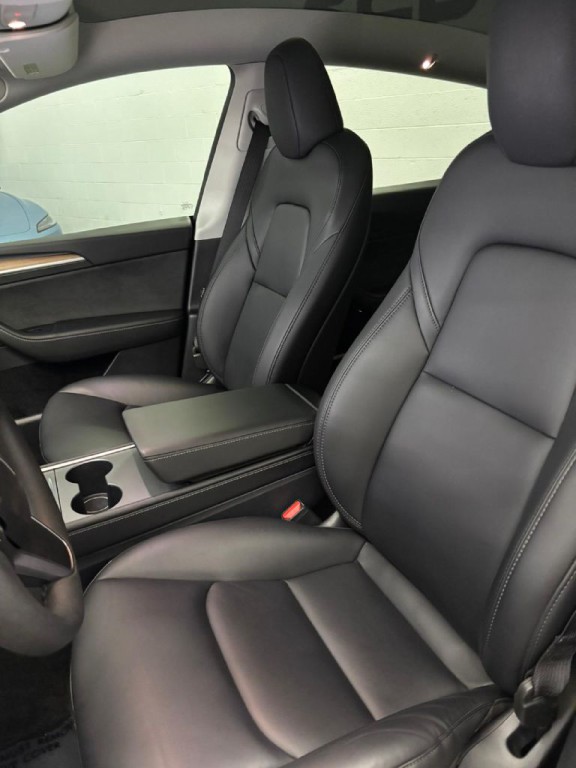 2025 Tesla Model Y Image 4