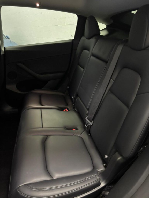 2025 Tesla Model Y Image 6