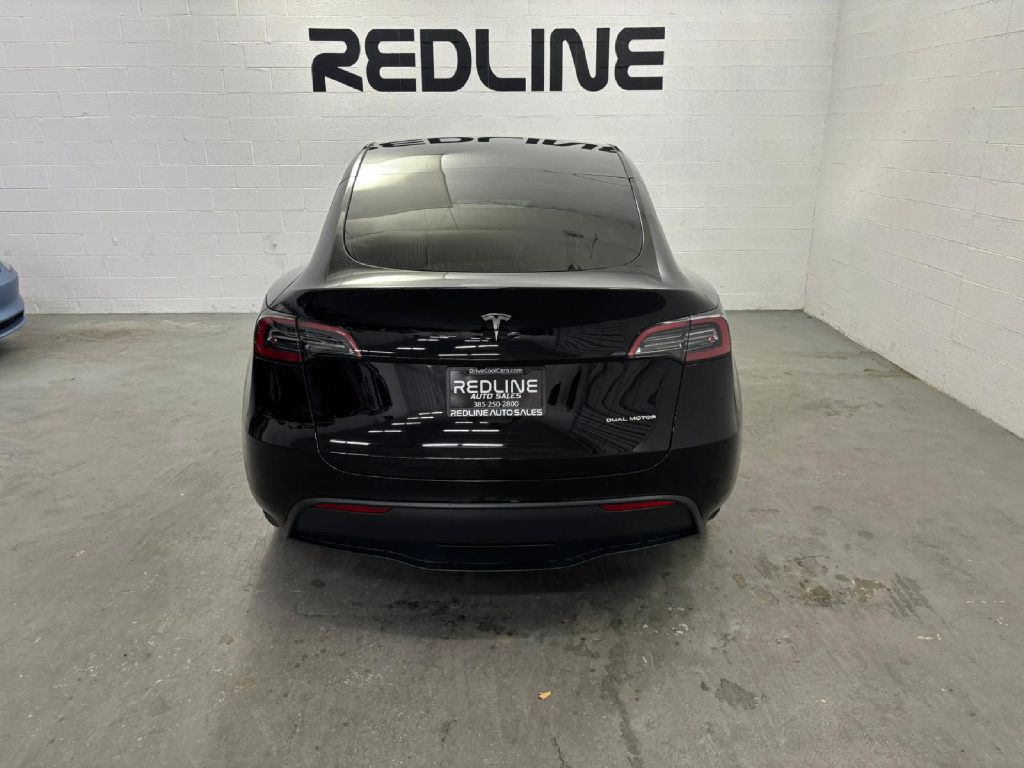 2025 Tesla Model Y Image 9