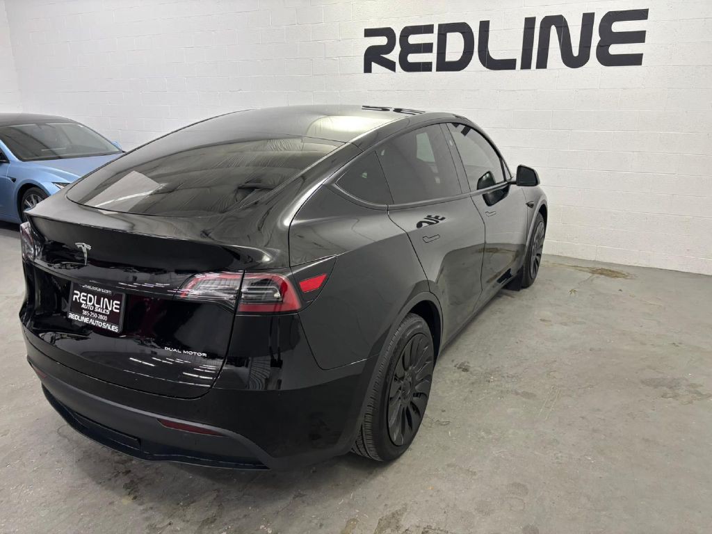 2025 Tesla Model Y Image 10