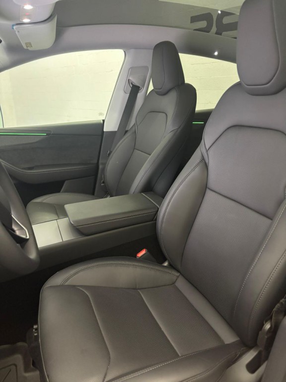 2026 Tesla Model Y Image 4