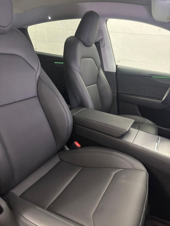 2026 Tesla Model Y Image 5