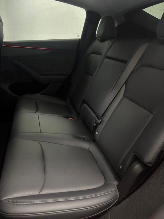 2026 Tesla Model Y Image 6