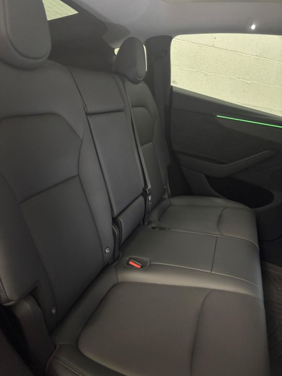 2026 Tesla Model Y Image 7