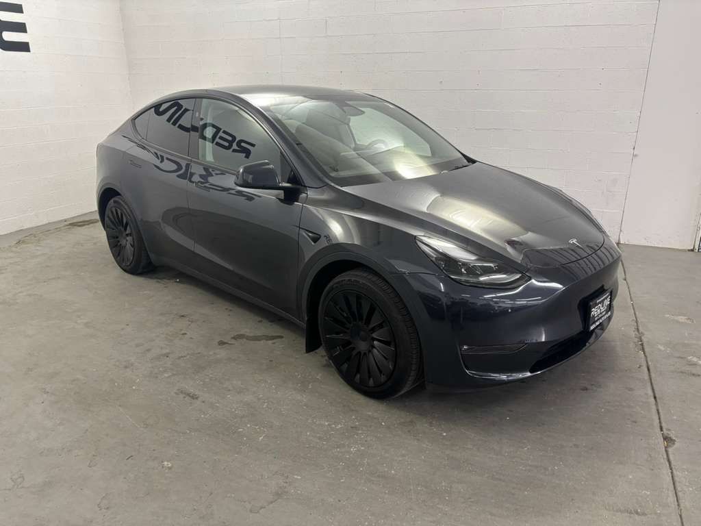 2025 Tesla Model Y Image 2