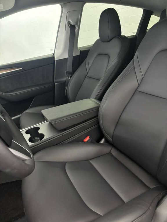 2025 Tesla Model Y Image 4