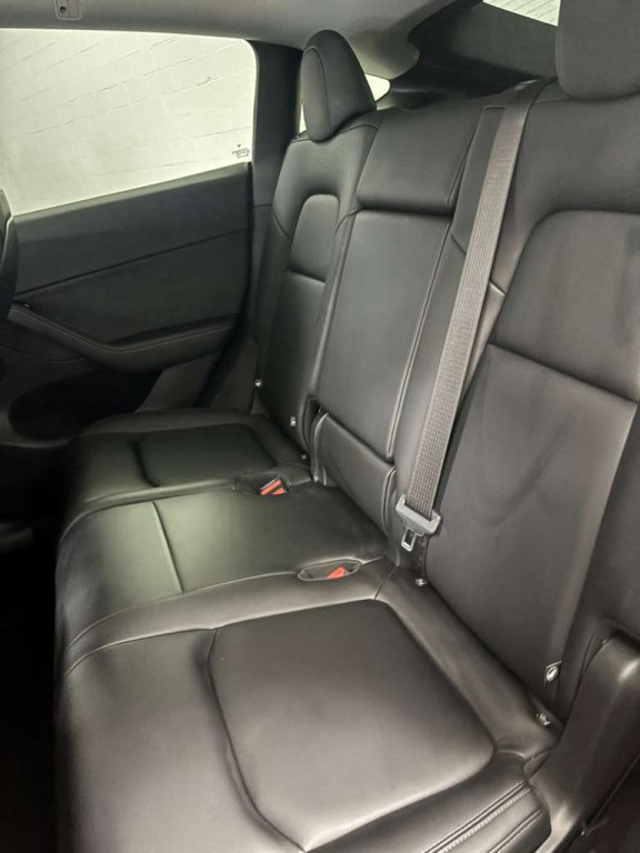 2025 Tesla Model Y Image 6