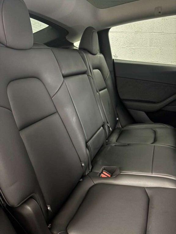 2025 Tesla Model Y Image 7