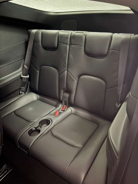 2025 Tesla Model Y Image 8