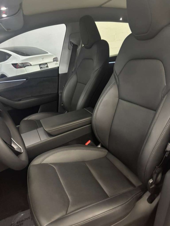2026 Tesla Model Y Image 4