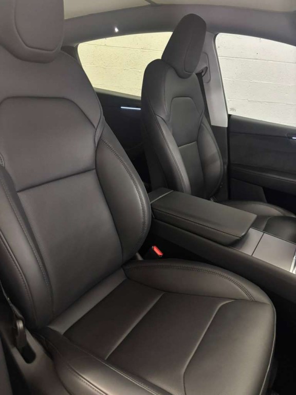 2026 Tesla Model Y Image 5