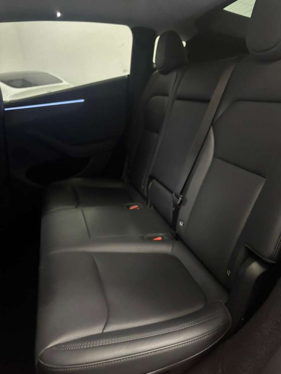 2026 Tesla Model Y Image 7