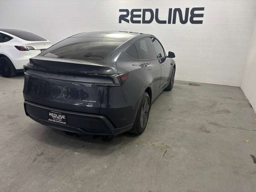 2026 Tesla Model Y Image 9