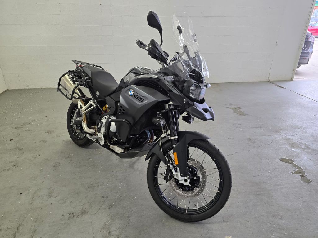 2022 BMW 8 Series Image 3