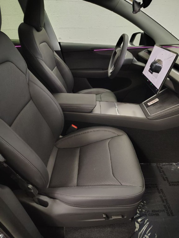 2026 Tesla Model Y Image 5