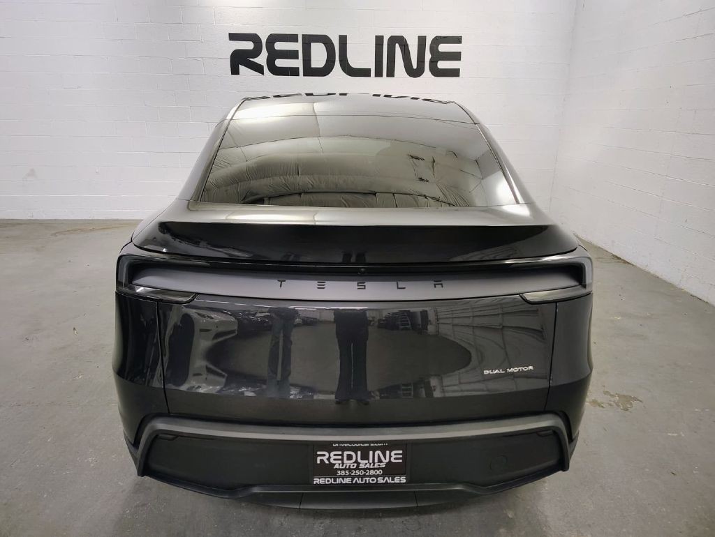 2026 Tesla Model Y Image 8