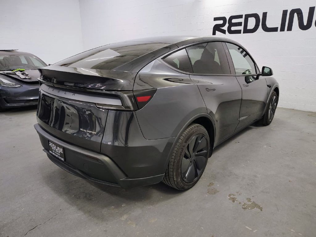 2026 Tesla Model Y Image 9