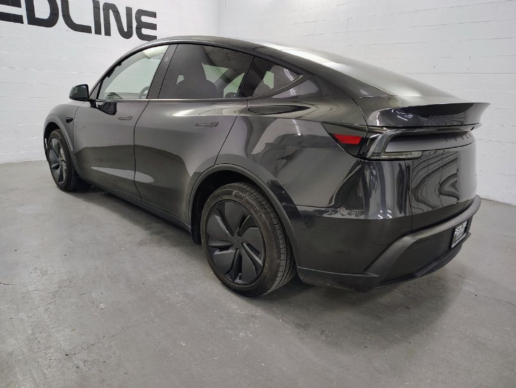 2026 Tesla Model Y Image 10