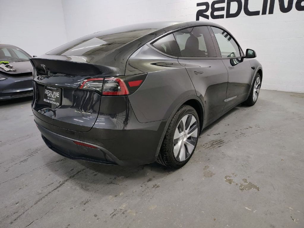 2024 Tesla Model Y Image 10