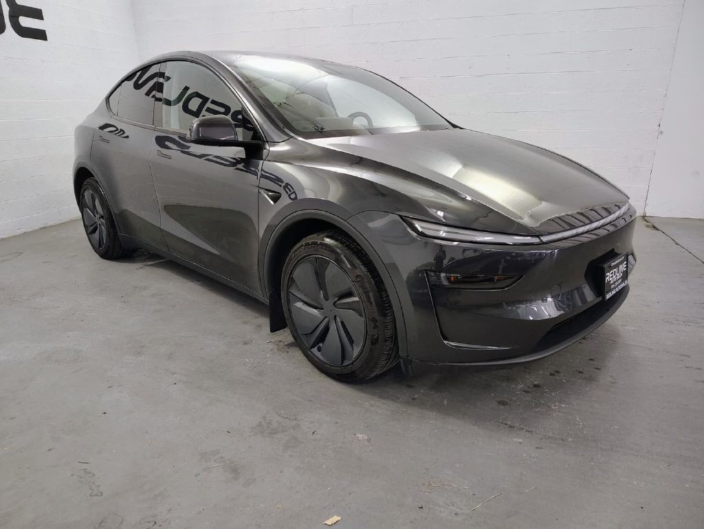 2026 Tesla Model Y Image 3