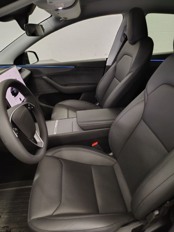 2026 Tesla Model Y Image 4