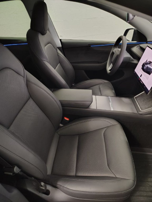 2026 Tesla Model Y Image 5